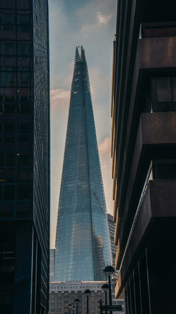 Der "Splitter" in London. Ein imposantes Gebäude, das ebenfalls sinnbildhaft für das Gewicht der Situation steht.